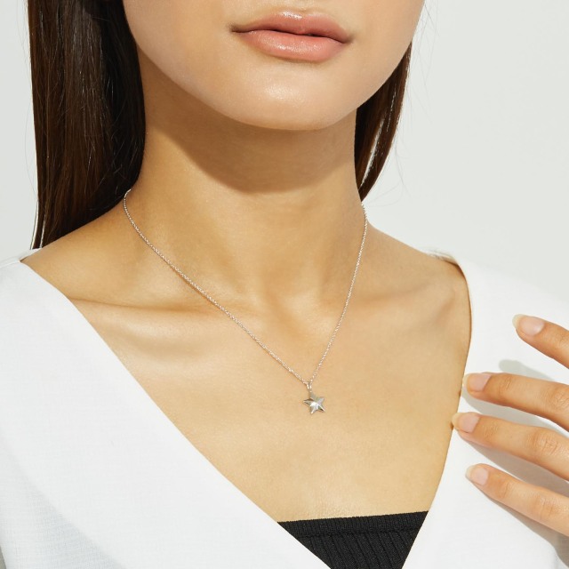 ブランド ララクリスティー ジュエリーを着用する女性