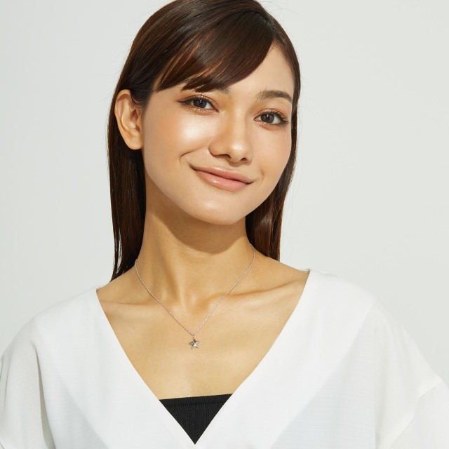 ブランド ララクリスティー ジュエリーを着用する女性