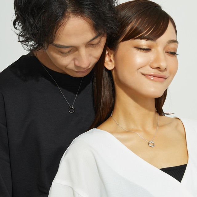 ブランド ララクリスティー ジュエリーを着用する男女