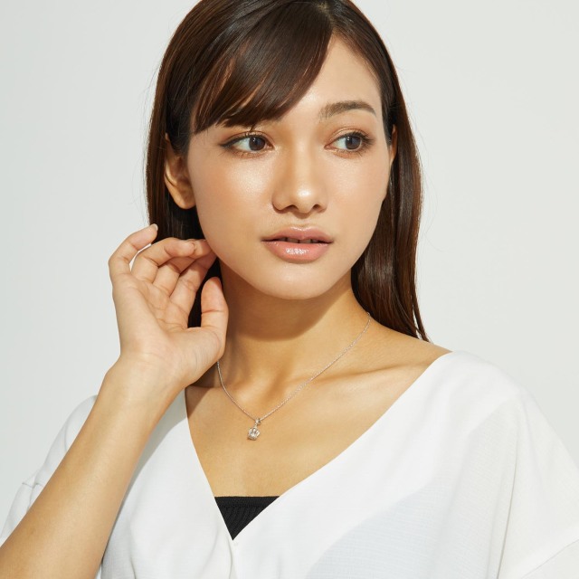 ブランド ララクリスティー ジュエリーを着用する女性