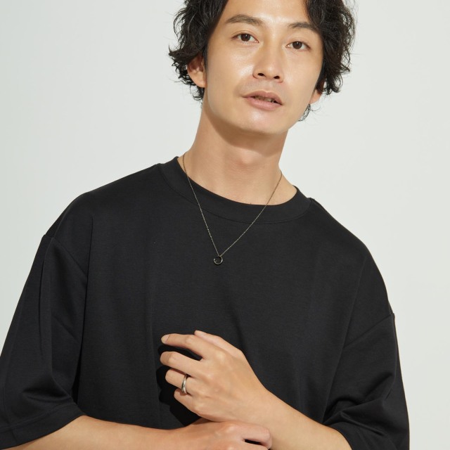 ブランド ララクリスティー ジュエリーを着用する男性