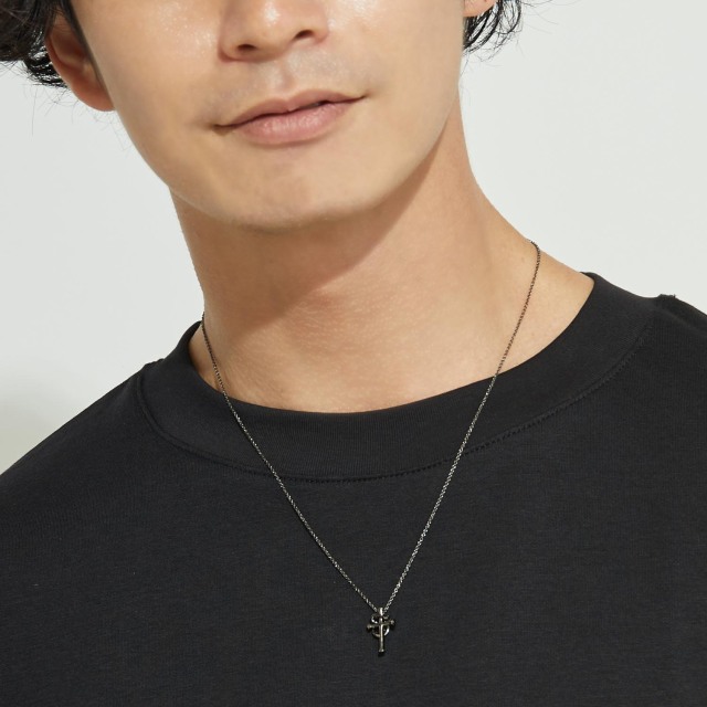 ブランド ララクリスティー ジュエリーを着用する男性