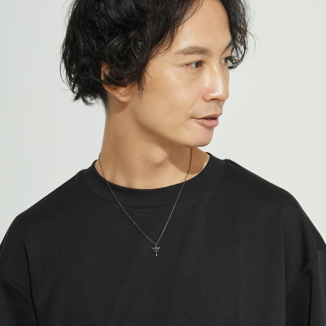 ブランド ララクリスティー ジュエリーを着用する男性