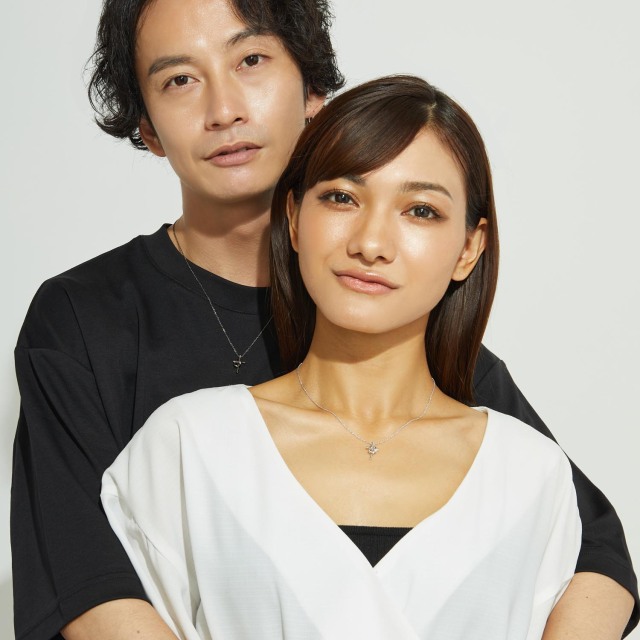 ブランド ララクリスティー ジュエリーを着用する男女