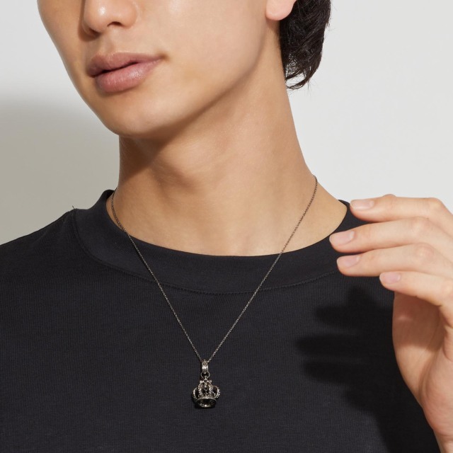 ブランド ララクリスティー ジュエリーを着用する男性