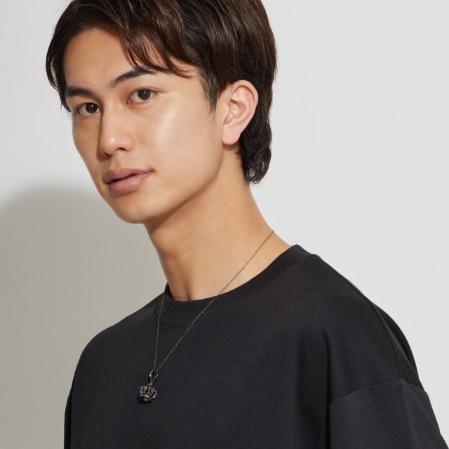 ブランド ララクリスティー ジュエリーを着用する男性