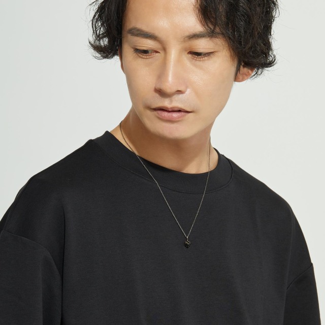 ブランド ララクリスティー ジュエリーを着用する男性