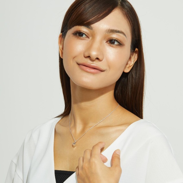 ブランド ララクリスティー ジュエリーを着用する女性