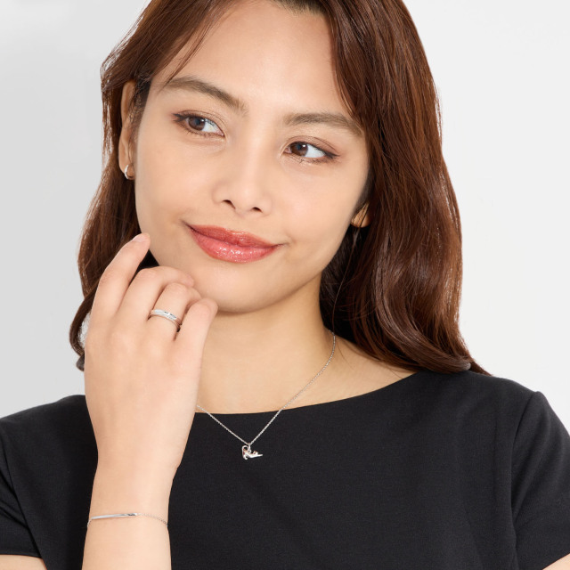 ブランド ララクリスティー ジュエリーを着用する女性