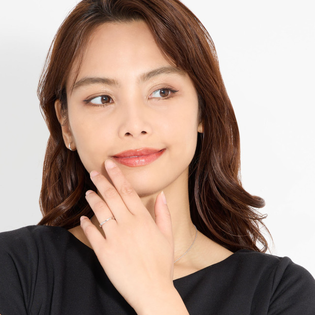 ブランド ララクリスティー ジュエリーを着用する女性