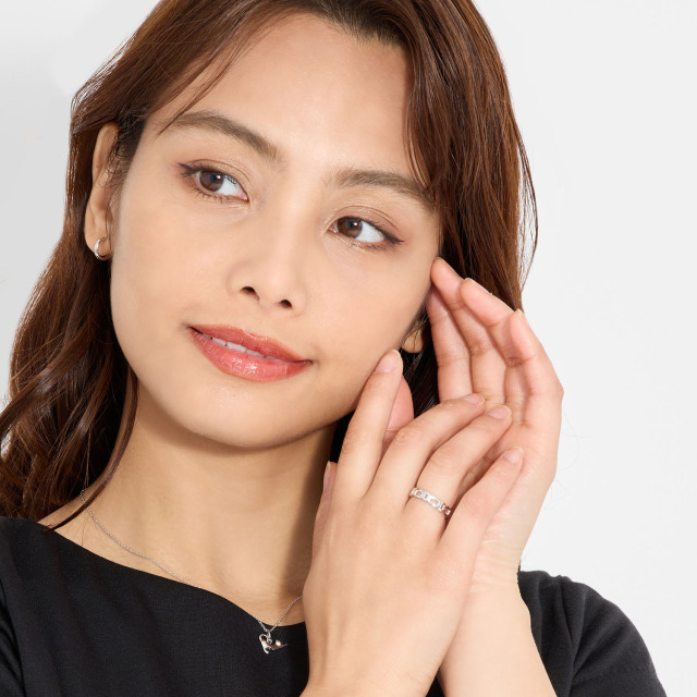 ブランド ララクリスティー ジュエリーを着用する女性