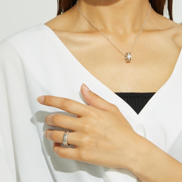 ブランド ララクリスティー ジュエリーを着用する女性