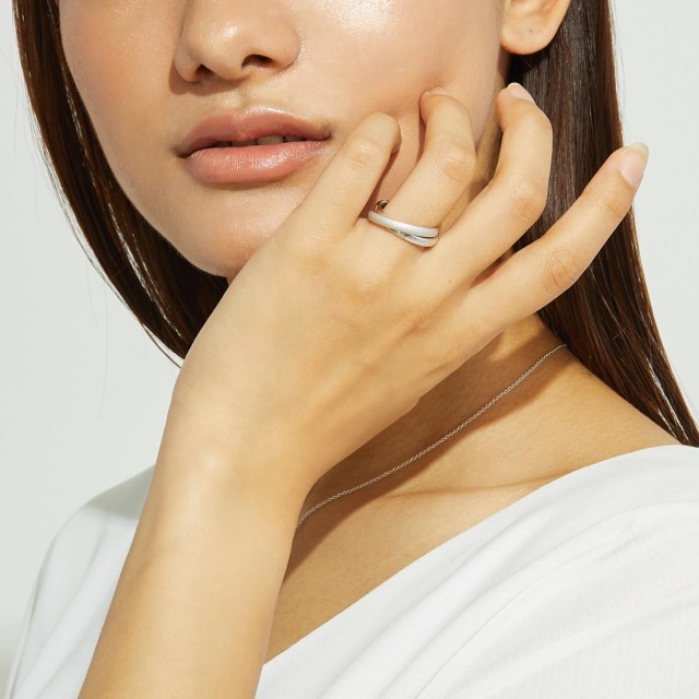 ブランド ララクリスティー ジュエリーを着用する女性