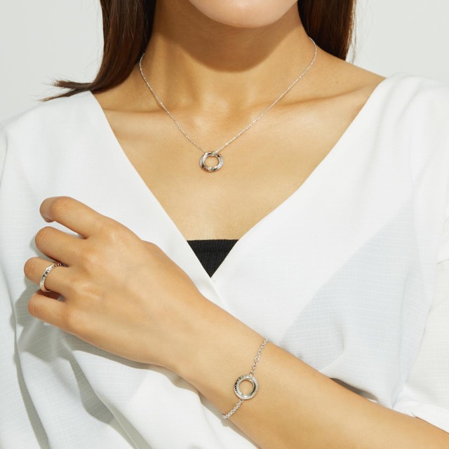 ブランド ララクリスティー ジュエリーを着用する女性