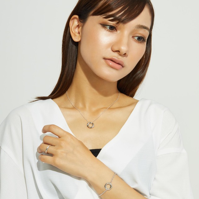 ブランド ララクリスティー ジュエリーを着用する女性