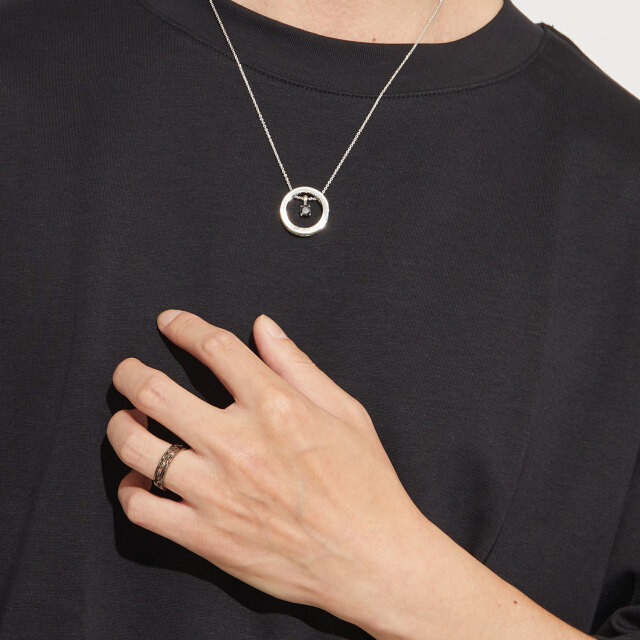 ブランド ララクリスティー ジュエリーを着用する男性