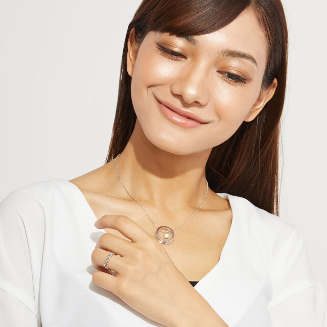 ブランド ララクリスティー ジュエリーを着用する女性