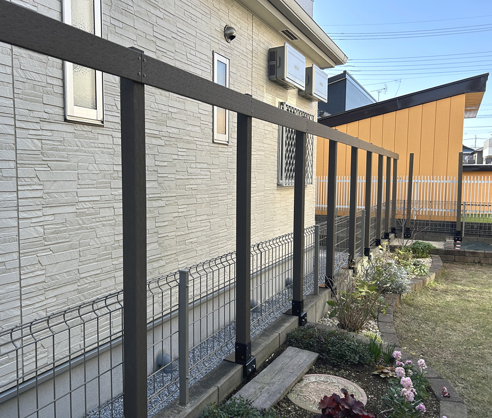 �l�H�؃|�X�g��ݒu���āA��i�̔ނ�\�����Ƃ���ł��B