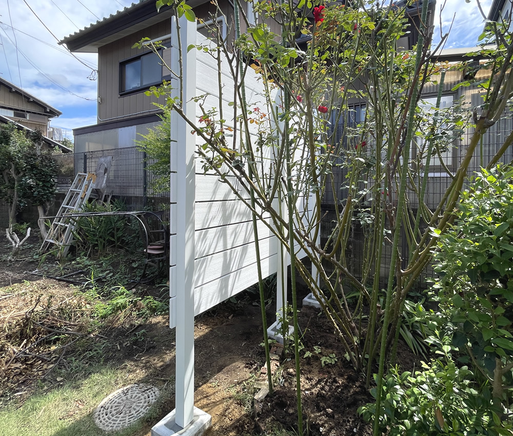 �z���C�g�F�̐l�H�؃t�F���X