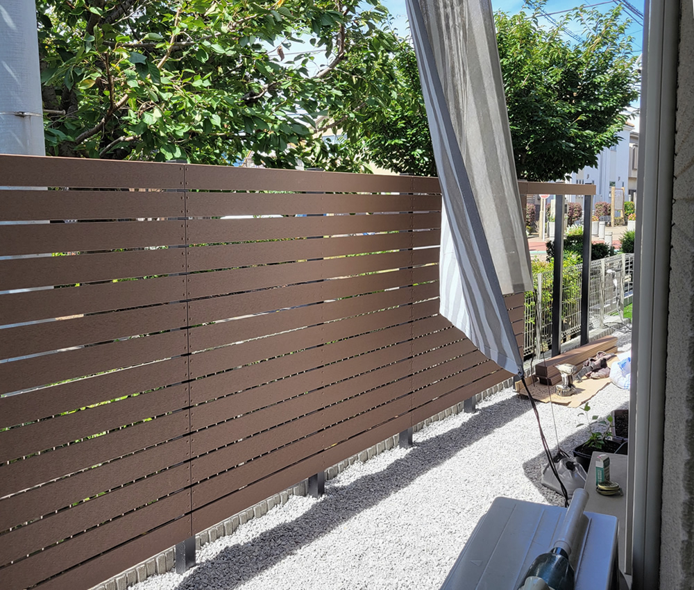 �u���E���F�̐l�H�؍ނ��\���Ă����A�ډB�����ʂ���������Ă��܂����B