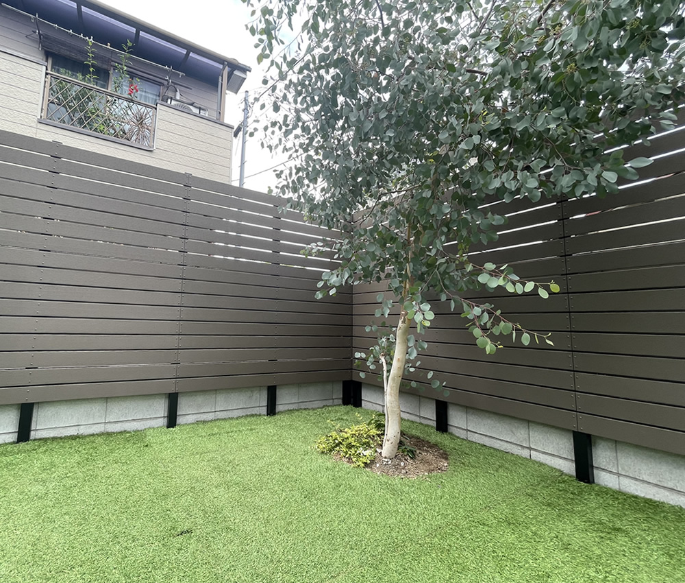 �_�[�N�u���E���F�̐l�H�؃t�F���X���������܂����B