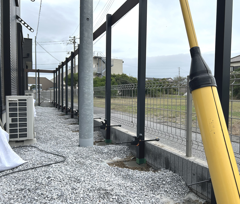 �A���~�x���𗧂āA��i�̔ނ�ݒu