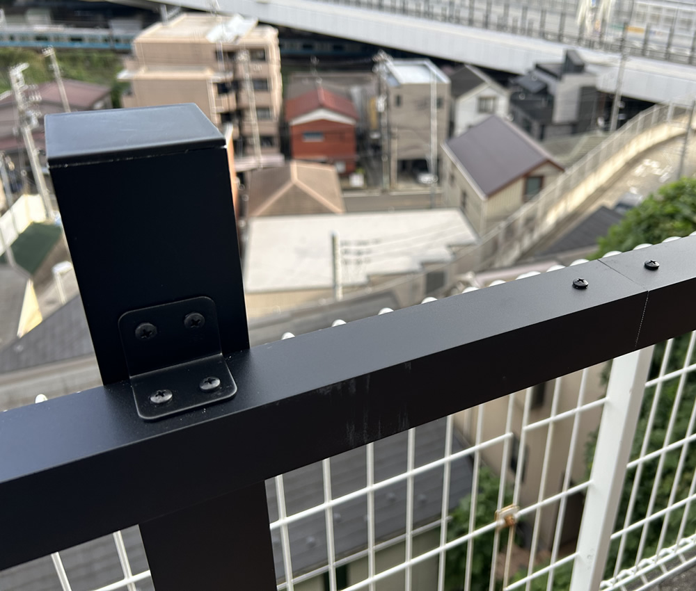 ���V�̌Œ�ɂ͂k�^������g�p���āA�㉺�Ƀr�X���߂��Ă����܂�