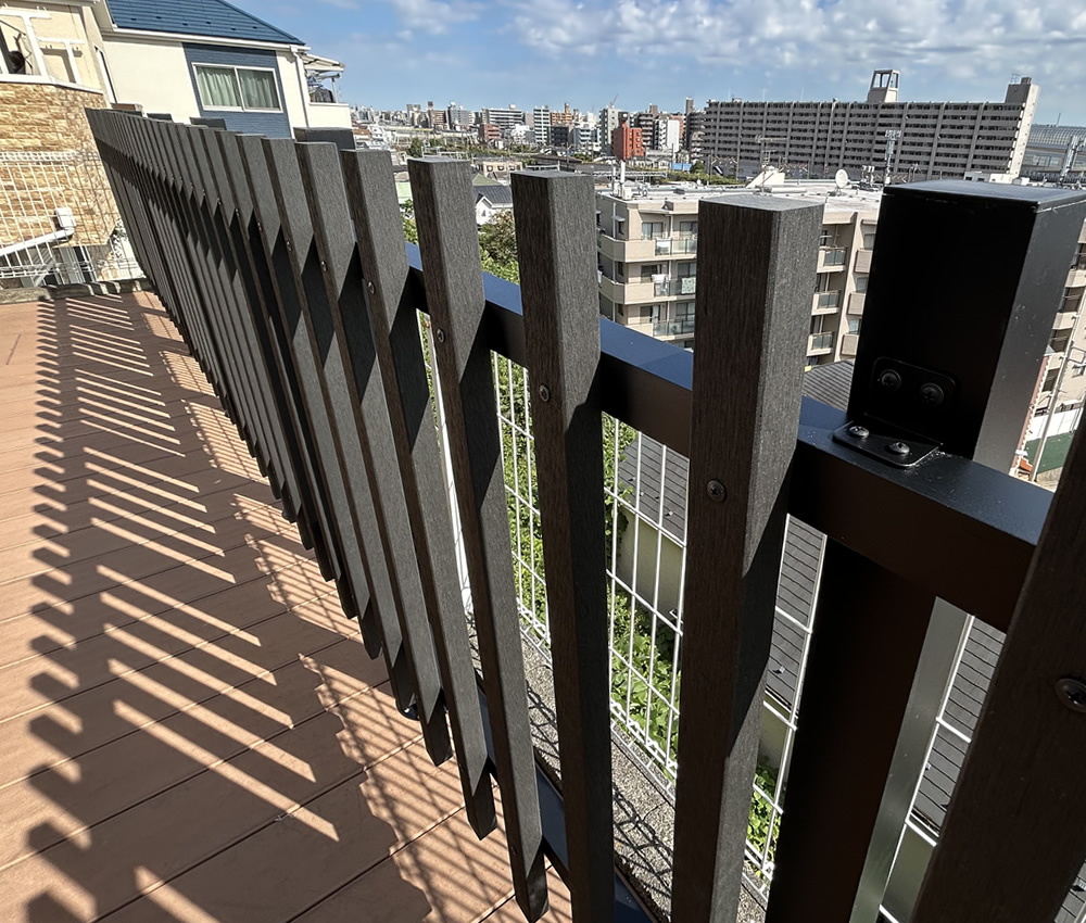 �V�b�N�ȕ��͋C�̏c�i�q�t�F���X���o���オ��܂���