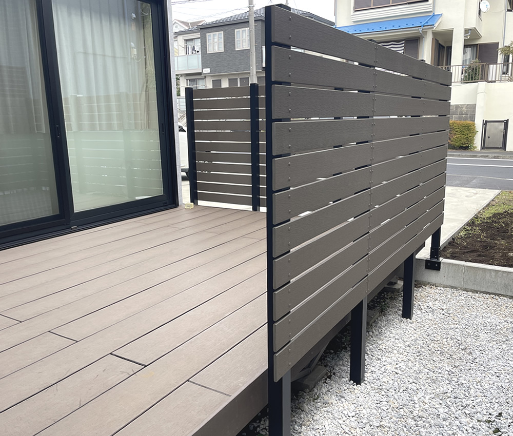 ���ʑ��̃t�F���X���o���オ��A�k�^�d�l�̐l�H�؃t�F���X���������܂���