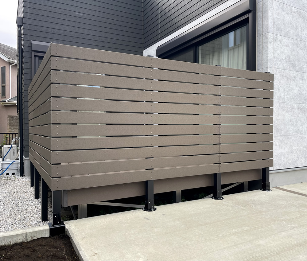 �E�b�h�f�b�L����Ƀt�F���X���ݒu���ꂽ���ƂŁA�ډB���΍�Ƃ��ĊO����̎�������������ƎՂ�A�v���C�x�[�g���̍�����ԂɎd�オ��܂���