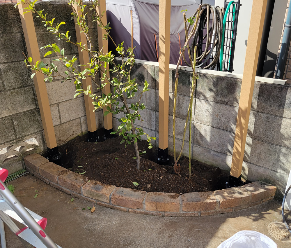 ��b����̐ݒu����l�H�؃|�X�g�𗧂Ă��Ƃ���ł��B