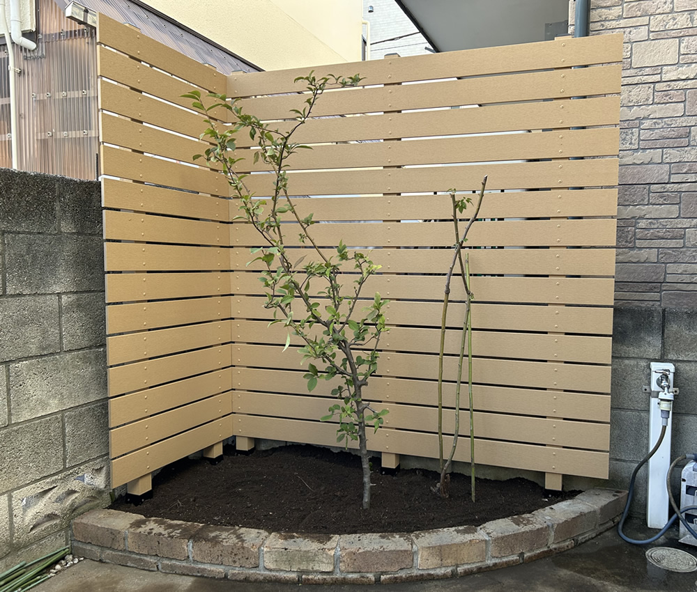 �x�[�W���F�̃t�F���X���A�͂̃O���[���ƒ��a���A���邭�₳������ۂ�^���Ă���܂�