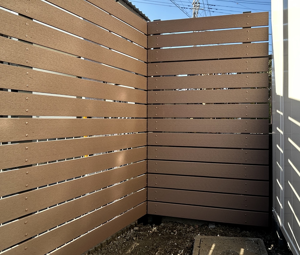 �p�͒��p�ł͂Ȃ����߁A�Q�{�̎x���𗧂ĂĔނ��d�˂Ă��܂��B