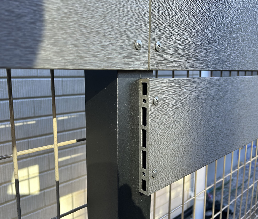 ������ł͂P�S�O�~�����̃t�F���X�ށi�u���b�N�F�j��ݒu���Ă��܂��B