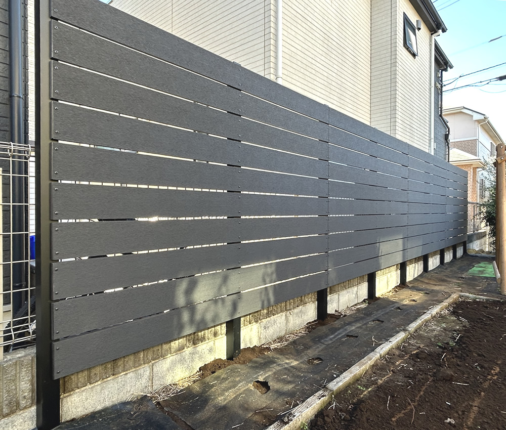 �S�Ă̔ނ�\��I���āA�l�H�؃t�F���X���������܂����I �����͖�P�W�O�Z���`�ƂȂ��Ă��܂��B