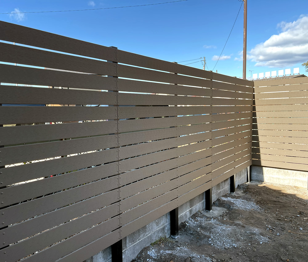 �_�[�N�u���E���F�̃V�b�N�ȐF�������A�������������͋C�������o���Ă���܂��B