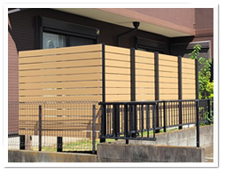 ����̊p���ɐݒu�����l�H�ؖډB���t�F���X�i�x�[�W���F�j