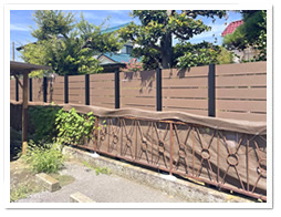 �׉ƂƂ̋��E�����ɐݒu�����l�H�ؖډB���t�F���X�i�u���E���F�j