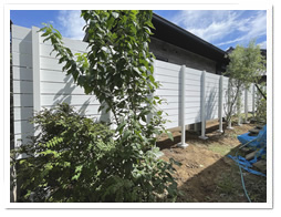 �אڂ���Z��̎d�؂�Ƃ��Đݒu�����l�H�؃t�F���X�i�z���C�g�F�j