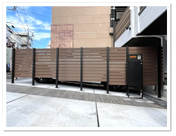 ���ԏ�̎d�؂�Ƃ��Đݒu�����l�H�؃{�[�_�[�t�F���X�i�u���E���F�j