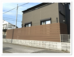 �V�z����̎��͂ɐݒu�����l�H�ؖډB���t�F���X�i�u���E���F�j