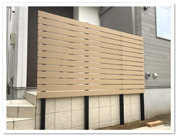 ���֑O�ɐݒu�����l�H�ؖډB���t�F���X�i�x�[�W���F�j