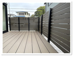 �E�b�h�f�b�L����ɐݒu�����l�H�ؖډB���t�F���X�i�c�a�j�{�H��