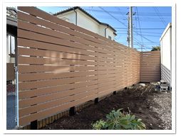 ����̎��͂ɂk�^�Őݒu�����l�H�؃t�F���X�i�u���E���F�j�{�H��