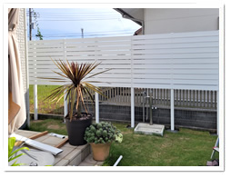 �׉Ƌ��E�����ɐݒu�����l�H�ؖډB���t�F���X�i�z���C�g�F�j