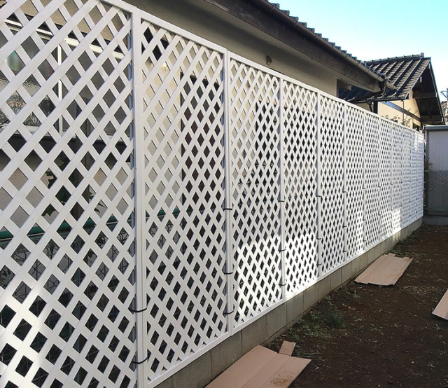 天然木で明るい雰囲気にぴったりのホワイト格子ラティス1200×900