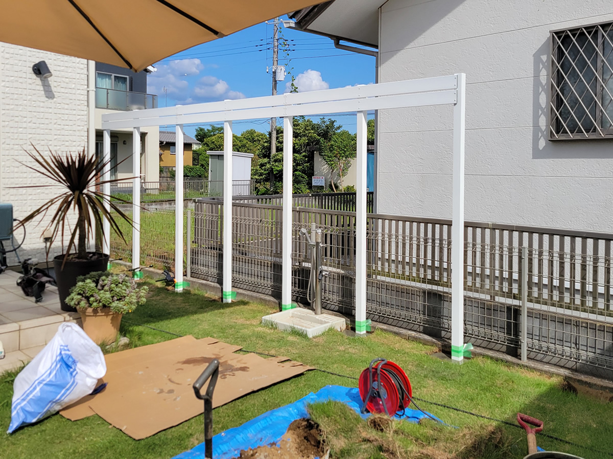 �܂��͎x���𗧂ĂāA��i�̐l�H�؍ނ�\�����Ƃ���ł��B