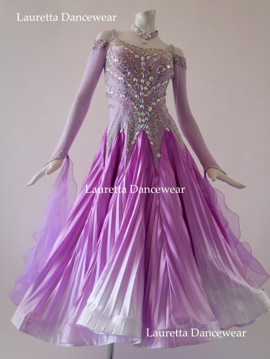 【社交ダンスドレス・衣装】ST21032 スタンダード/モダン 高級仕様 ライトパープル/プリーツスカート(M)