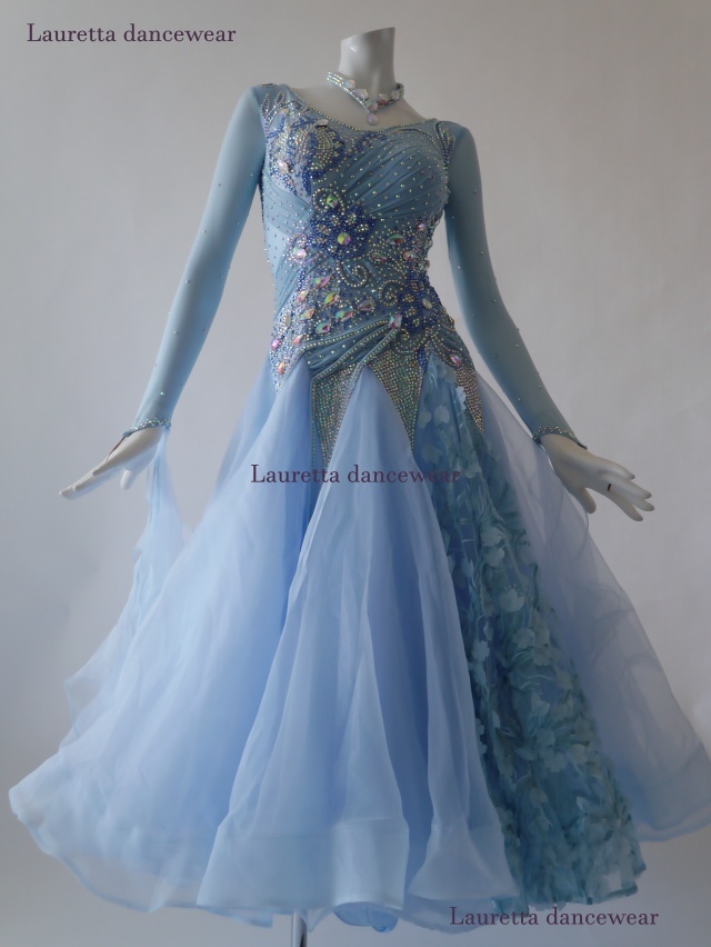 社交ダンスドレス 衣装 スタンダード モダン 高級仕様 パウダーブルー フラワー刺繍スカート St9 M