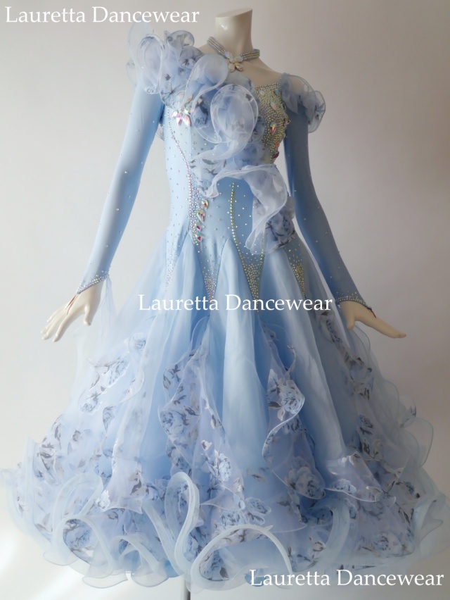 【社交ダンスドレス・衣装】ST21092 スタンダード/モダン 高級仕様 パウダーブルー ローズプリント (M)